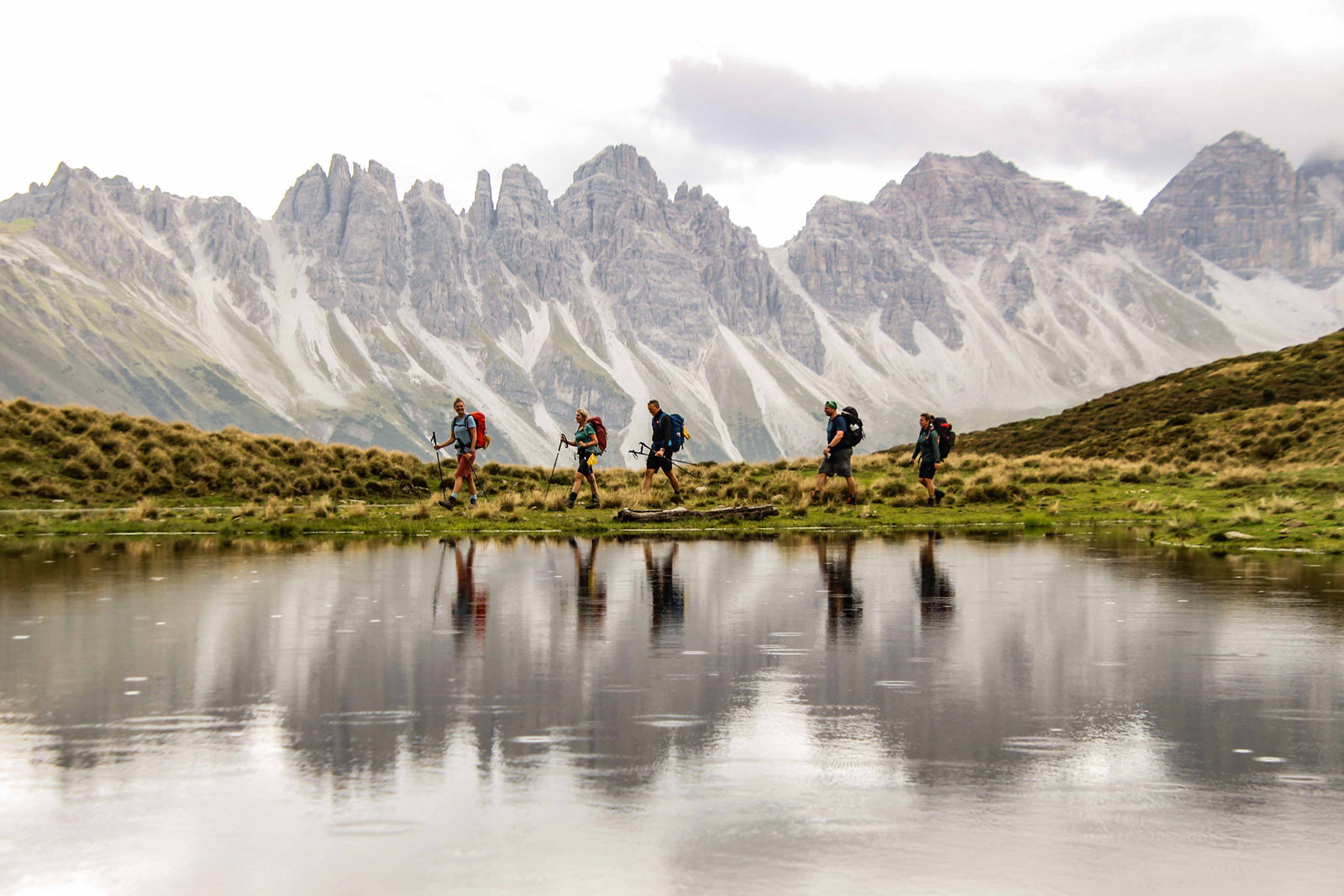 Menschen, die zu Fuß die Alpen überqueren